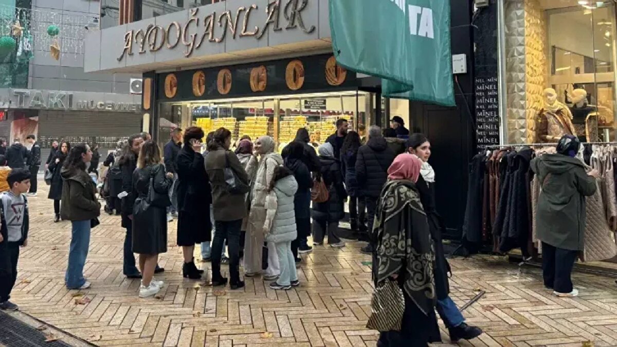 Gram altın 5 bin 900 TL'yi görüp yeni bir rekora imz attıktan sonra şu sıralar 5 bin 727 TL olarak görülüyor. Ons altın ise 4 bin 308 doları gördükten sonra 4 bin 251 dolar seyrinde ilerliyor. Çeyrek altın ise Kapalı Çarşı'da ilk kez 10 bin TL'yi görerek rekor kırmıştı. 18 Ekim sabahına ise çeyek altın Kapalı Çarşı'da 10 bin TL'nin üstünde satılırken serbest piyasada 9 bin 364 TL olarak görülüyor.