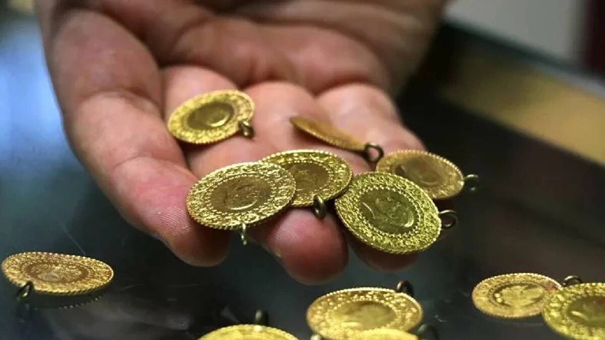 Analistler kesin bir yükselişin sonu geldiğini ifade ederken; diğer kesim ‘altın rallisinin devam edeceğini’ düşünüyor. Bazı ekonomistler altının kısa vadede kar realizasyonu görebileceğini belirtiyor. Özellikle Fed’in yıl sonuna doğru faiz indirimini ertelemesi ya da dolardaki güçlenme sinyallerinin altında geri çekilmeyi oluşturabileceğini belirtiyorlar. İstanbul Portföy Fon ve Portföy Yöneticisi Berk Dinçtürk “Amerika altının önünü bilerek açıyor. Çünkü yükselmesi kendi rezervlerindeki altın fiyatlamasına dayanıyor. Ancak bunun sonu gelebilir” dedi.