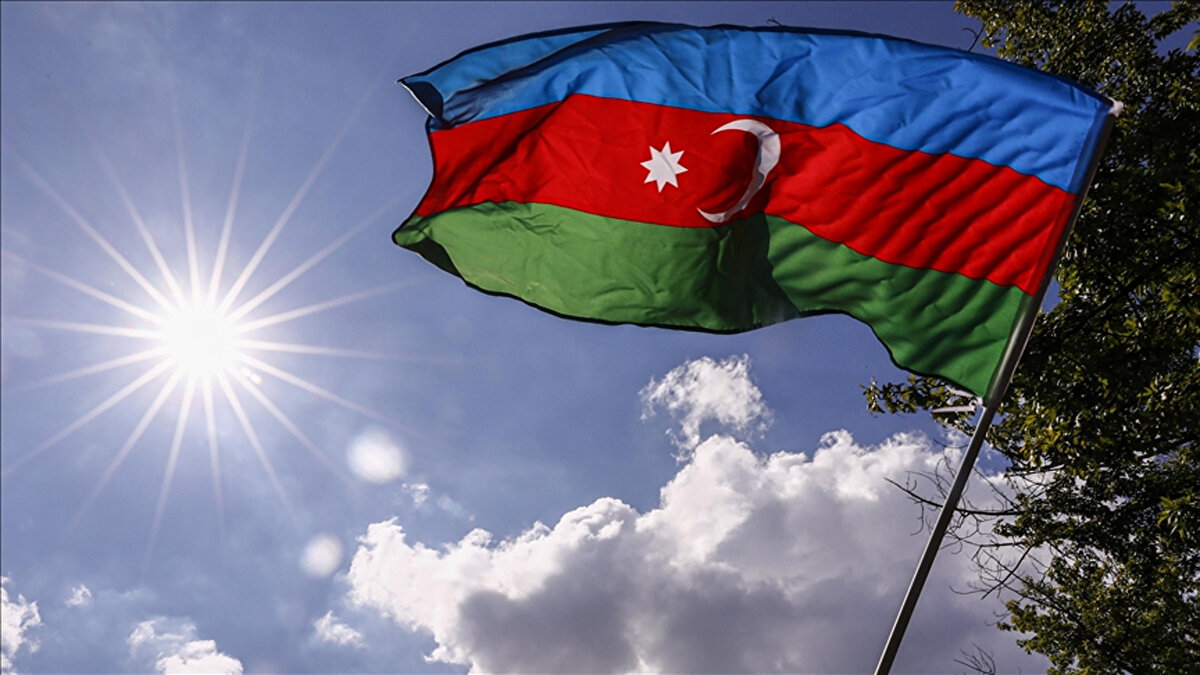 Moskova ile Bakü arasındaki ilişkiler, geçen yıl Aralık ayında Rus hava savunmasının Azerbaycan yolcu uçağını düşürmesi sonucu 38 kişinin hayatını kaybetmesiyle gerilmişti. Putin, olayın sorumluluğunu üstlenmişti. Haziran sonunda Yekaterinburg’daki koordineli Rus polis operasyonlarında iki Azerbaycan vatandaşının ölümü ilişkileri daha da zedeledi. Ancak Duşanbe’deki görüşmenin ardından Aliyev, Rusya ile Azerbaycan ilişkilerinin “başarıyla geliştiğini” belirtti.