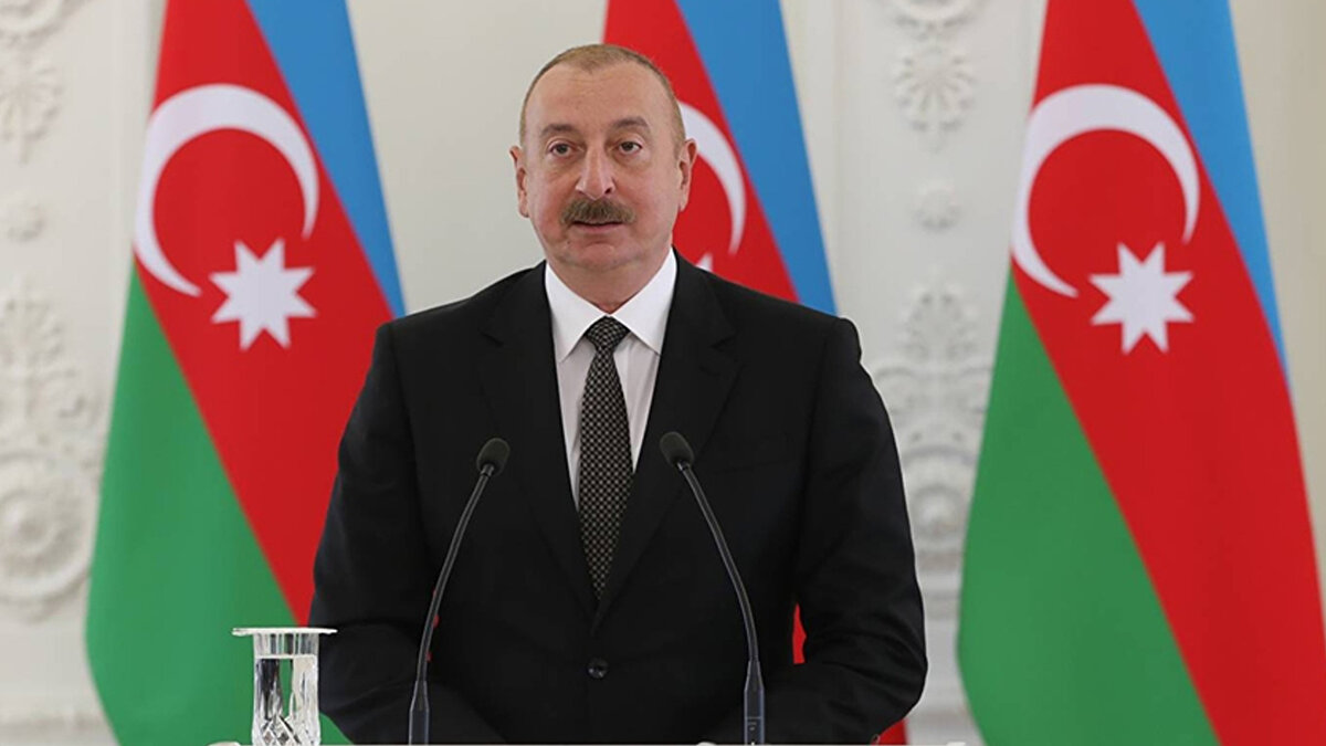 Azerbaycan basınından APA’nın haberine göre, darbe planının merkezinde yer alan Ramiz Mekhtiyev, Moskova’dan aldığı olumsuz yanıt sonrasında güvenlik güçleri tarafından gözaltına alındı. Haberde, Putin’in Aliyev’e yaptığı bilgilendirmenin, iki ülke arasındaki ilişkilerin yeniden güçlenmeye başladığına işaret ettiği belirtildi.