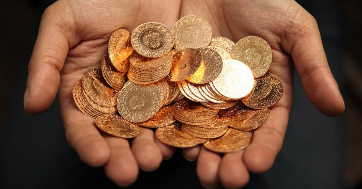 Ons altın ise 4 bin 308 doları gördükten sonra 4 bin 251 dolar seyrinde ilerliyor. Çeyrek altın ise 10 bin TL sınırını geçerek rekor kırdı. İşte 18 Ekim 2025 itibarıyla güncel altın fiyatları.