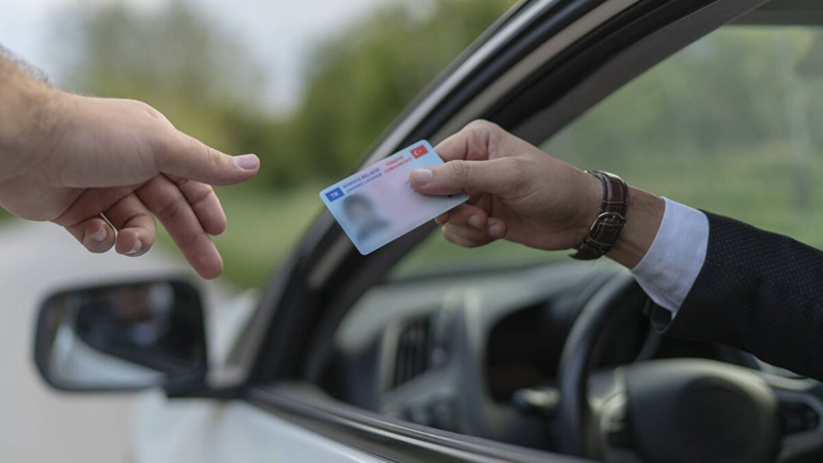 Yetkililer, oluşabilecek yoğunluk dolayısıyla eski tip sürücü belgesi kullanan vatandaşlara "bir an önce belgelerinizi yenileyin" tavsiyesinde bulundu.