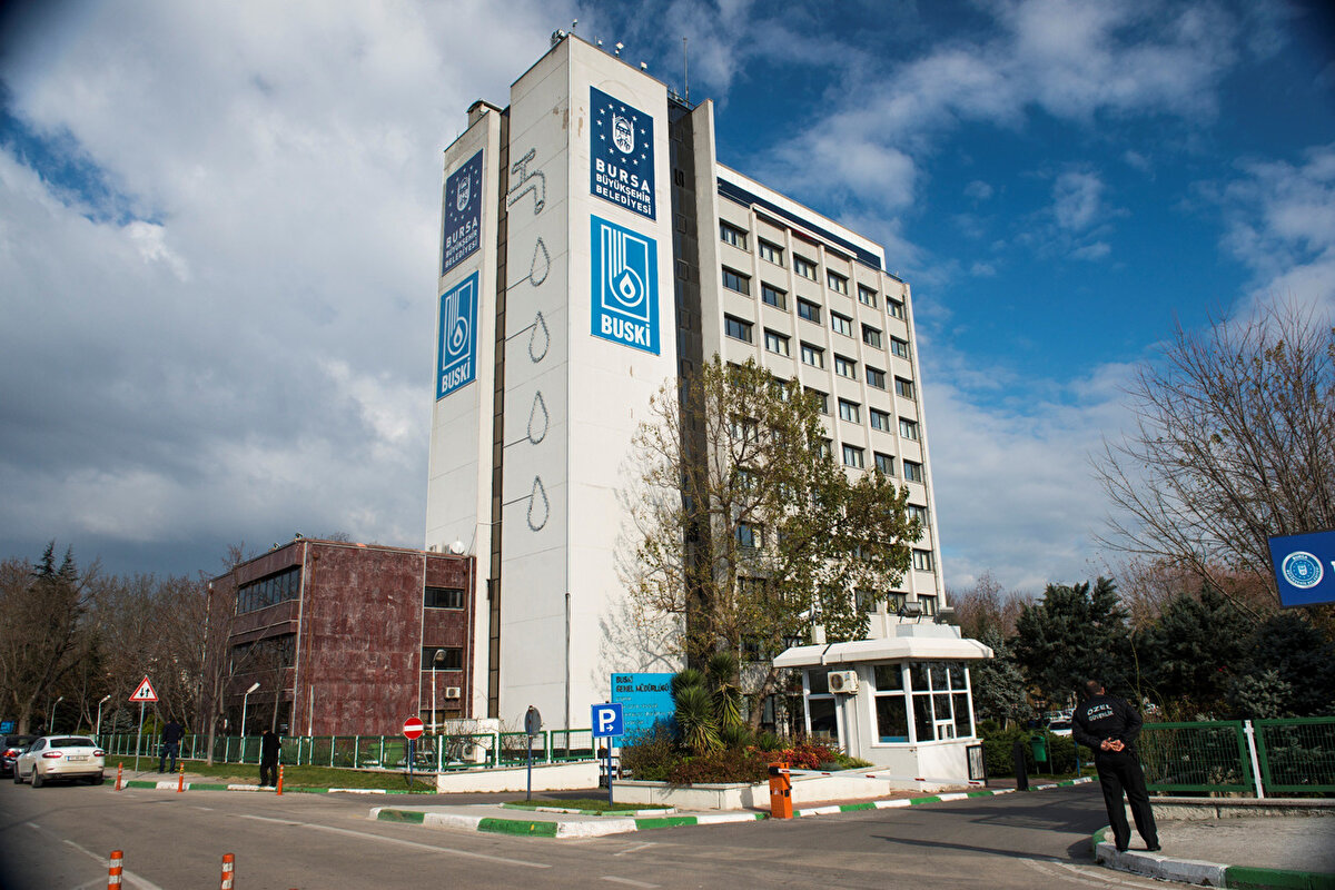 Su Kesintisi Kaç Saat Sürecek?<br>Ekim 2025 dönemi için planlanan bu kesintiler, söz konusu ilçe ve mahallelerde yaşayan vatandaşların "Bursa'da sular ne zaman gelecek?" sorusunu gündeme getirdi. BUSKİ, kesinti yapılan bölgelere suyun verileceği tahmini saatleri ve detaylı çalışma bilgilerini resmî kanallar üzerinden paylaştı.<br><br>Kesintilerin başlangıç ve bitiş saatlerine dair tüm detaylara ve güncel bilgilere ulaşmak için BUSKİ'nin internet sitesini kontrol etmeniz tavsiye ediliyor.