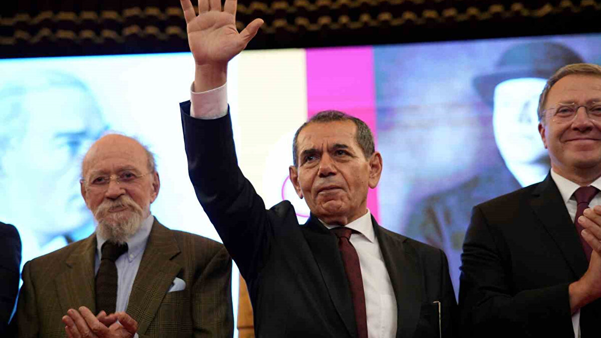 UEFA'YA BORÇSUZLUK KAĞIDI GÖNDERİLDİ<br><br>Yüklü maaş ve bonservis taksiti ödemesi bulunan Galatasaray yönetimi, UEFA'ya sorunsuz şekilde 'borçsuzluk kağıdı' gönderdi. <br>