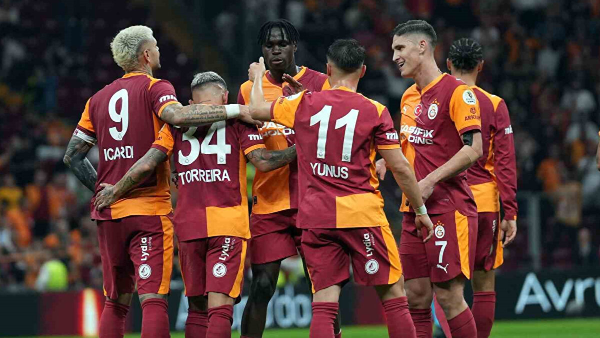 Yeni sezona 7'de 7 yaparak giren Galatasaray, ilk puan kaybını Beşiktaş karşısında yaşamıştı. Sarı-kırmızılı takım bugün deplasmanda Başakşehir'e konuk olacak.