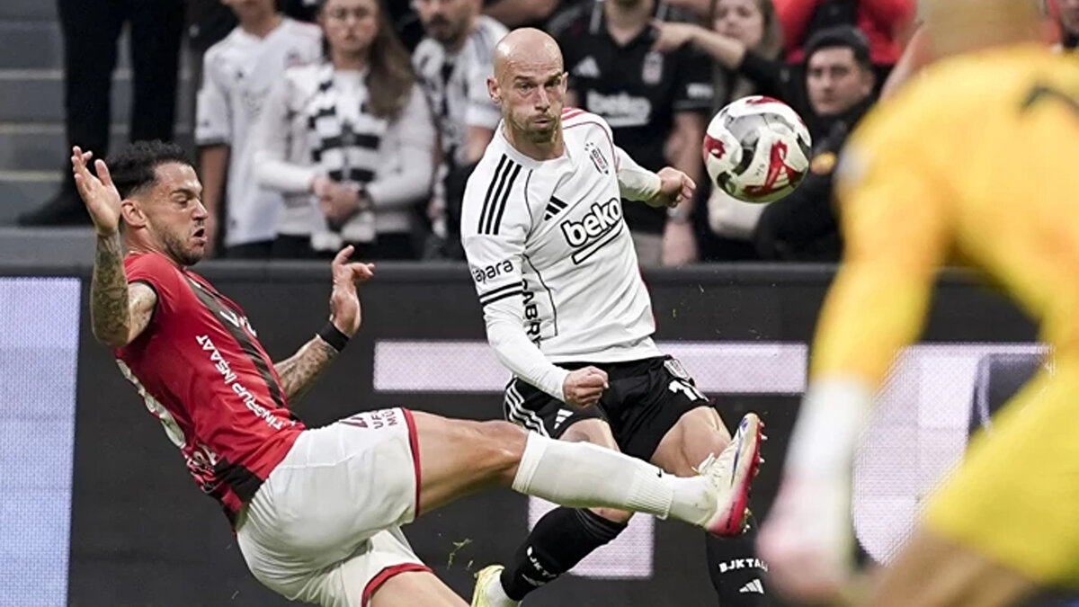 "Sağ tarafta daha iyiydi"<br><br>Cerny’nin mevkisinde yanlış oynatıldığını belirten yorumcu, "Cerny niye sol önde oynadı hocam? Sağ önde içerideki iki maçta da iyi oynadı. Bugün sol ön oynuyor, 45'te çıkıyor." sözleriyle teknik tercihlere tepki gösterdi.