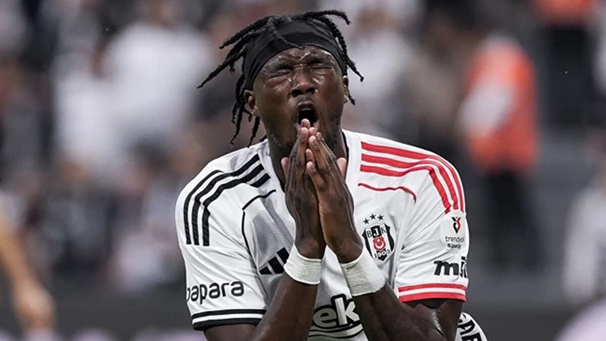 Beşiktaş'ın golcü oyuncusu hakkında Kahveci, "Abraham'a ne oldu? Abraham'ın gücünü mü aldılar? Yeteneklerini mi aldılar? Gol vuruşunu mu aldılar?" dedi.