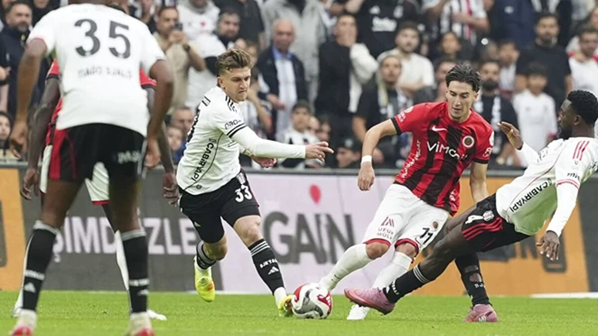 "Keşke milli ara devam etseydi"<br><br>Kahveci, milli aradan sonra takımın fiziksel olarak yetersiz göründüğünü belirterek, "Beşiktaş'ta hastalıklar devam ediyor. Bugün en iyi oyuncun Cengiz ama o da 90 dakika oynayacak seviyede değil. Milli arada ne çalıştı bu takım? 50. dakikadan sonra takım gitmedi. İlk 35 dakika bir kişi Beşiktaş'ı beğendi mi? Böyle futbol oynanır mı? Taraftar havaya girmiş, atmosfer güzel. Keşke Beşiktaş için milli ara devam etseydi." ifadelerini kullandı.