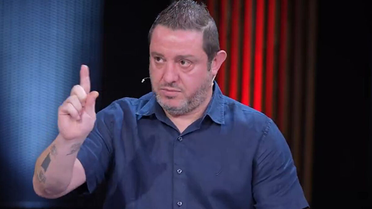 "Bir gram katkısı yok"<br><br>Tecrübeli yorumcu Jurasek'in performansı hakkında, "Jurasek… Geldiği günden bu yana bir gram katkısı yok. Olmuyor Jurasek'le. Alanyaspor maçının ikinci yarısı hariç hep kötü." sözlerini sarf etti.