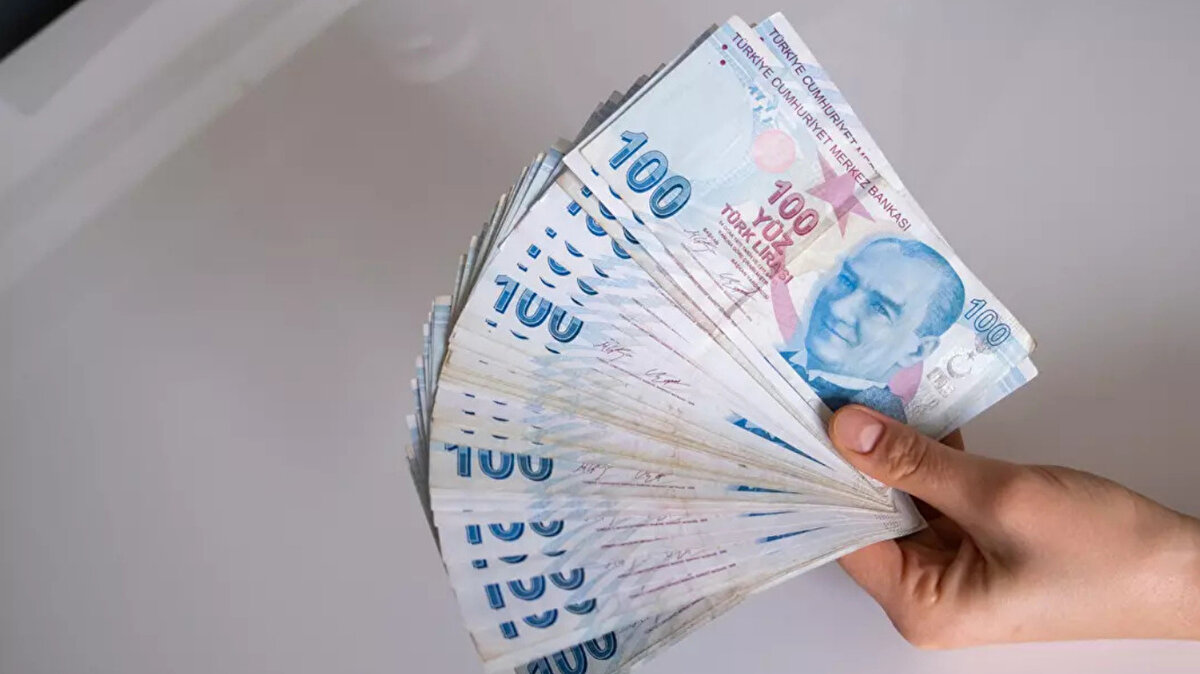 160 bin genç başvurdu<br><br>"Evlenmek isteyen genç çiftlerimize destek olduk. 18-25 yaş arası için 250 bin TL, 26-29 yaş grubu için ise 200 bin liralık bir destek. Şu ana kadar 160 binden fazla çiftimiz Aile ve Gençlik Fonu'na başvurdu. Ayrıca, 48 ay içerisinde çocuk sahibi olan genç çiftimize de kredisini 12 ay öteliyoruz. 43 ulusal marka ve 1.624 yerel firmayla da anlaşma imzaladık."