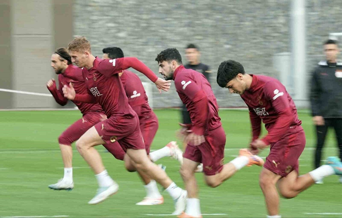 2025-2026 Trendyol Süper Lig'de Nuri Şahin önderliğinde yoluna devam eden Başakşehir, 6 puanla 13. sırada yer alıyor. Milli aradan sonra yeniden başlayan Süper Lig'de Galatasaray'ın galibiyet serisi Beşiktaş derbisi ile sona ermişti. 9. hafta mücadelesinde iki İstanbul ekibi karşı karşıya gelecek. 16 maçtır yenilmeyen Galatasaray, son mağlubiyetini Beşiktaş karşısında almıştı. İki takım da yeni bir galibiyet serisi, yeni bir çıkış yapmak istiyor. Mücadelede Atilla Karaoğlan düdük çalacak. Peki Başakşehir-Galatasaray maçı ne zaman, hangi kanalda? Muhtemel 11'ler belli mi?