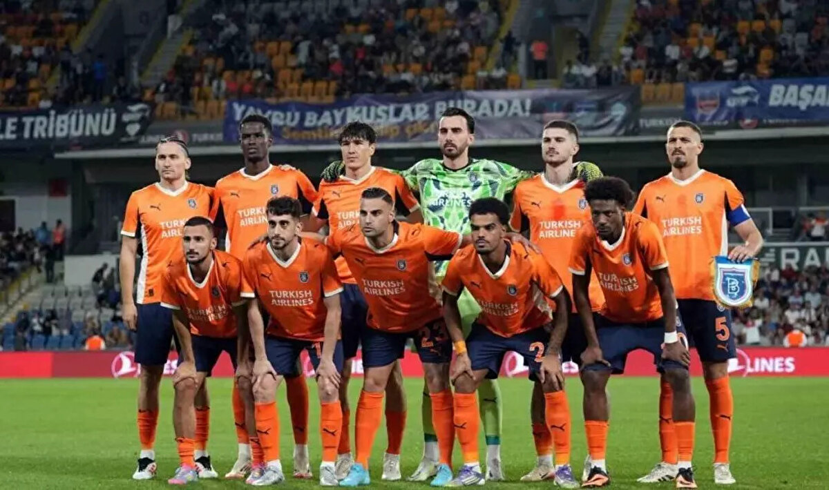 Başakşehir: Muhammed, Berat, Ba, Opoku, Kaluzinski, Ömer Ali, Crespo, Harit, Operi, Shomurodov, Da Costa<br>