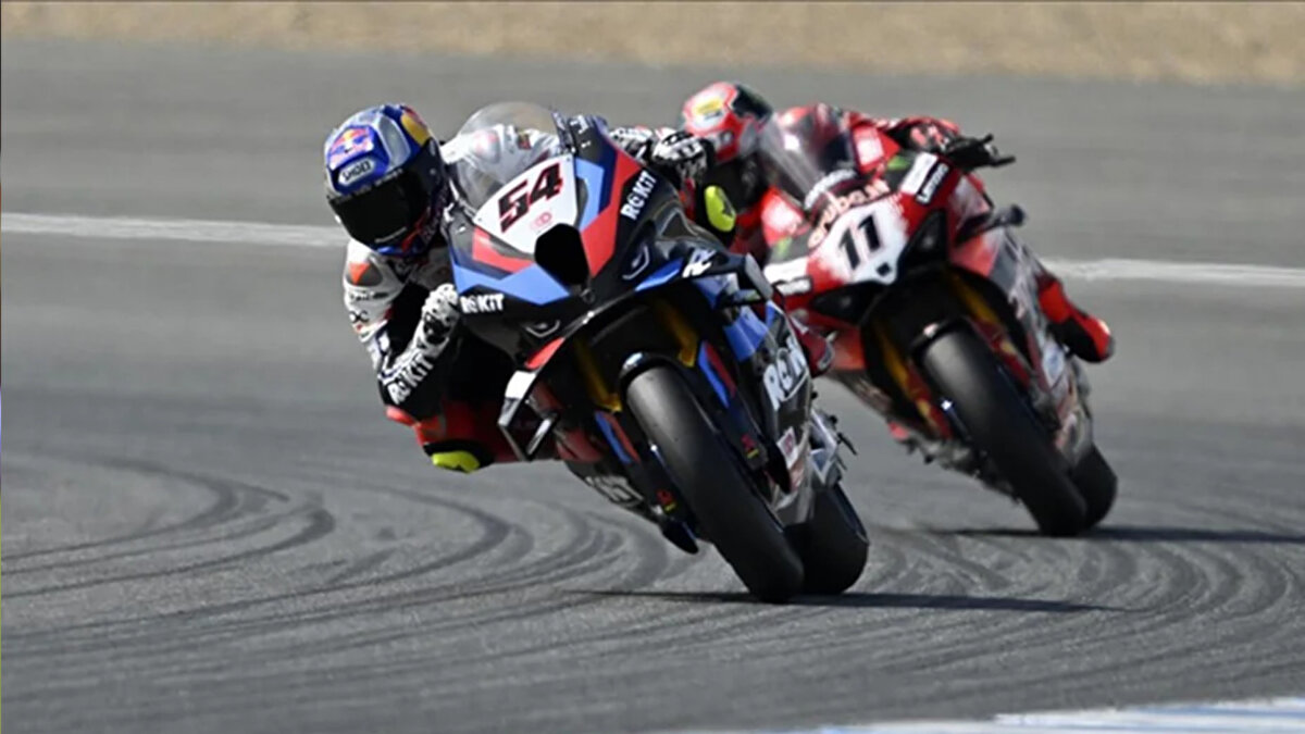 BULEGA, TOPRAK RAZGATLIOĞLU'NU YARIŞ DIŞI BIRAKTI<br><br>Toprak İyi bir start alan ve şampiyonadaki ana rakibi Nicolo Bulega'yı geçerek liderliğe yükselen Toprak, liderliği aldıktan kısa süre sonra rakibinin agresif bir geçiş denemesi yapması ve kendisine çarpmasının ardından yere düştü.