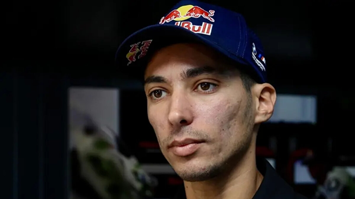 2025 Dünya Superbike Şampiyonası'nda (WSBK) şampiyonluk için piste çıkan milli motosikletçi Toprak Razgatlıoğlu, yarışı 1. sırada götürdüğü esnada rakibi tarafından skandal bir hareketle kazaya karıştı.