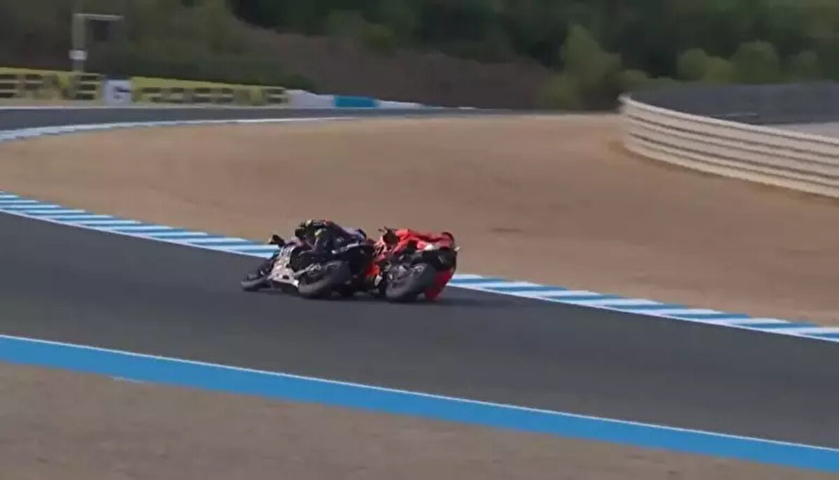 Yarışa veda eden Toprak Razgatlıoğlu, garaja döndükten sonra kaskını dolaba sert bir şekilde bırakarak ne kadar sinirli olduğunu gösterdi. Beş kez World Supersport şampiyonu Kenan Sofuoğlu ve Moto2 sürücüsü Deniz Öncü de o anlarda Toprak'ın yanındaydı.