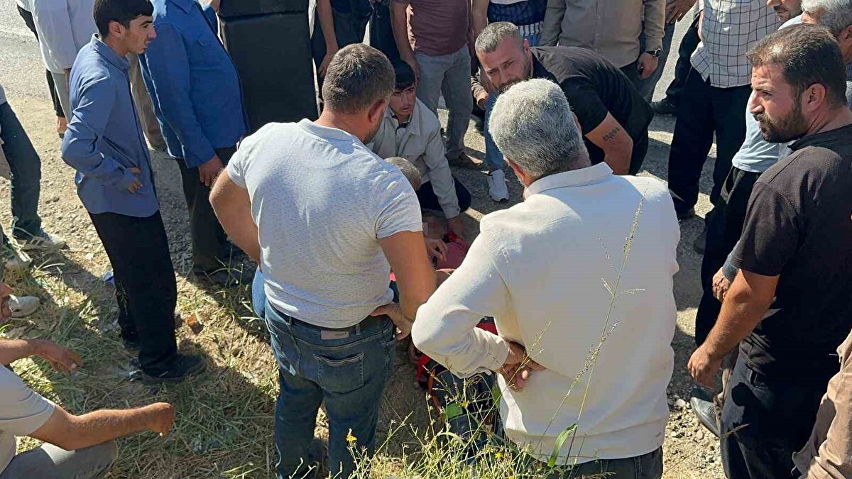 İlk belirlemelere göre 3’ü sağlık personeli 8 kişi yaralandı.<br>Edinilen ilk bilgilere göre, Samsat ilçesine bağlı Göltarla köyünde nar toplayan tarım işçileri arasında kavga çıktı. 