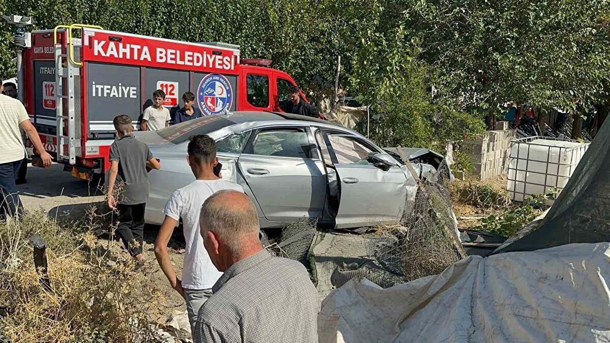 Taşlı sopalı kavgada yaralanan iki kişiyi taşıyan ambulans, Adıyaman’a doğru ilerlerken Samsat Uzuntepe köyü yakınlarında bir otomobille çarpıştı.