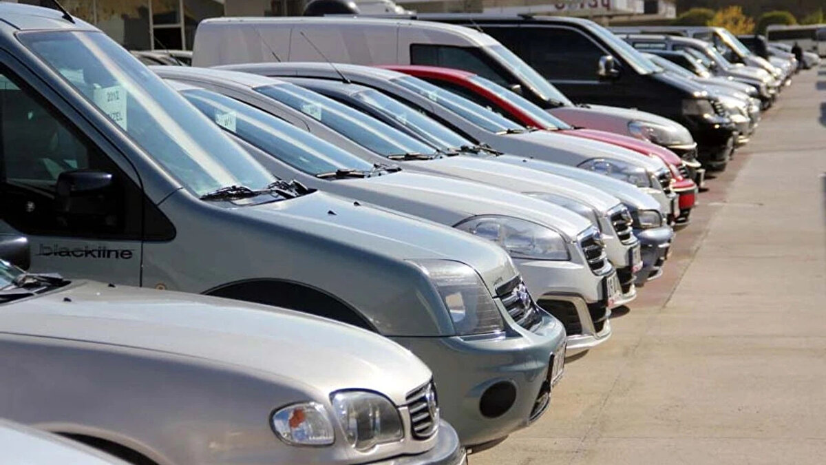 Otomotiv üretimi sekteye uğrayabilir<br><br>Belirsizlik sürerken otomobil üreticileri ise sektörde alarm zillerinin çaldığını belirtiyor. Otomotiv İnovasyonu İttifakı'nın CEO'su John Bozzella, çiplerinin sevkiyatının daha fazla gecikmesi halinde, bu durumun birçok ülkede otomotiv üretimini sekteye uğratacağını söyledi. 