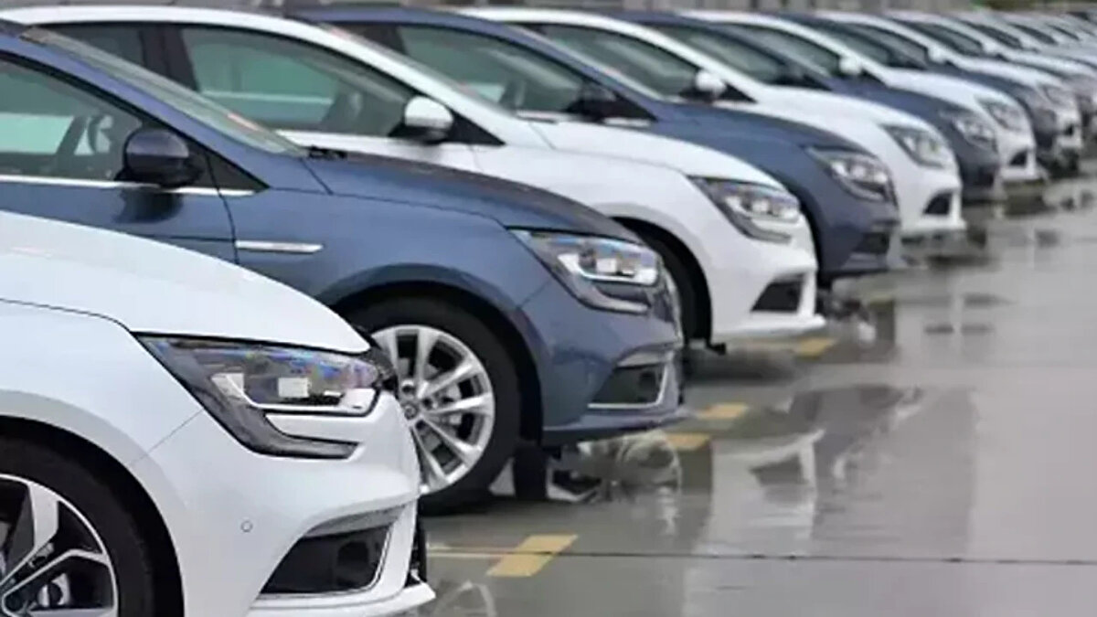 Elektrikli otomobiller çipe bağımlı hale getiriyor<br><br>Araçlar, sürücü koltuklarının ayarlanmasından motorlara doğru miktarda yakıt verilmesine ve fren gücü sağlanmasına kadar her şeyde bilgisayar çiplerine, transistörlere ve diyotlara bağımlı hale geldi. Halihazırda bir otomobilde ortalama 1500 ila 3 bin civarında çip bulunduğu tahmin edilirken, elektrikli otomobillerin yaygınlaşmasıyla bu sayının daha da artması öngörülüyor.