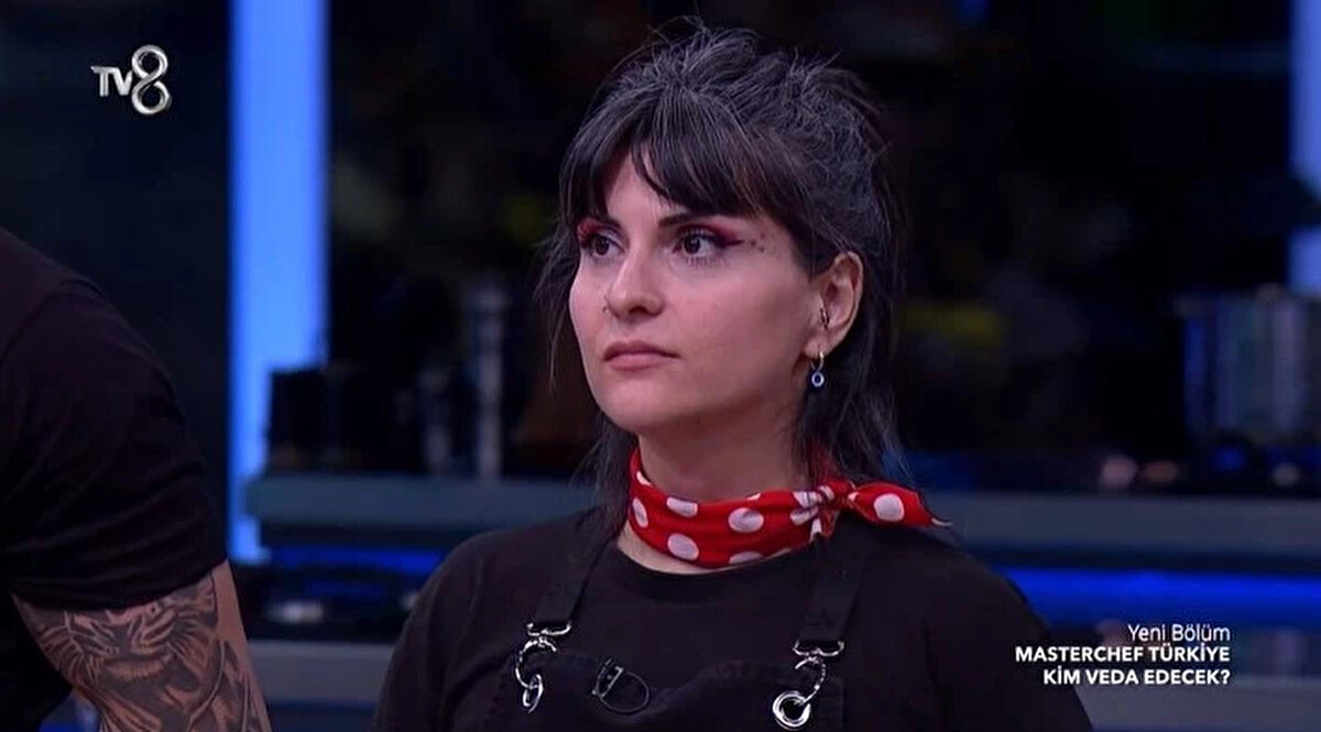 MasterChef Cansu kimdir?<br><br>1989 doğumlu Cansu Irmak Aydar, İstanbul’da yaşamaktadır. Profesyonel mutfak kariyerine burada devam eden Aydar, yarışma boyunca yaratıcı tabakları ve enerjik tavırlarıyla dikkat çekmişti. Ancak 18 Ekim 2025 akşamı yapılan elemede şeflerin beklentilerini karşılayamayarak yarışmaya veda etti.