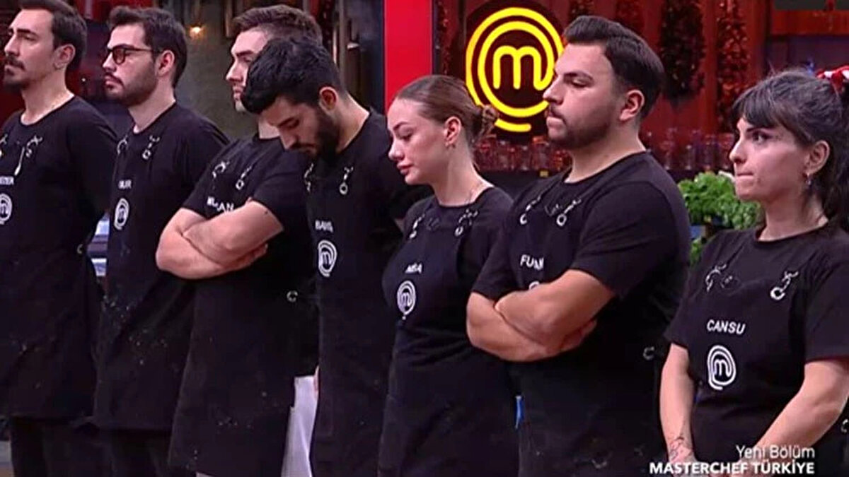MasterChef Türkiye'de heyecan dolu bir eleme gecesi daha geride kaldı. Mehmet Yalçınkaya, Danilo Zanna ve Somer Sivrioğlu'nun jüri üyeliğini üstlendiği yarışmada, 18 Ekim 2025 Cumartesi akşamı bir yarışmacı hayallerine ve şampiyonluk iddiasına veda etti. Peki, MasterChef'ten bu hafta kim elendi? TV8 ekranlarının fenomen yarışma programı MasterChef Türkiye'de eleme potasındaki zorlu mücadele sona erdi. Haftanın kritik oyunları sonrası eleme potasına giren Onur, Cansu, Murat Can, Nisa, Sezer Barış ve Furkan, yarışmada kalabilmek için tezgah başında tüm hünerlerini sergiledi. Gecenin sonunda şeflerin değerlendirmesiyle en zayıf tabağı çıkaran bir isim yarışmadan ayrıldı.