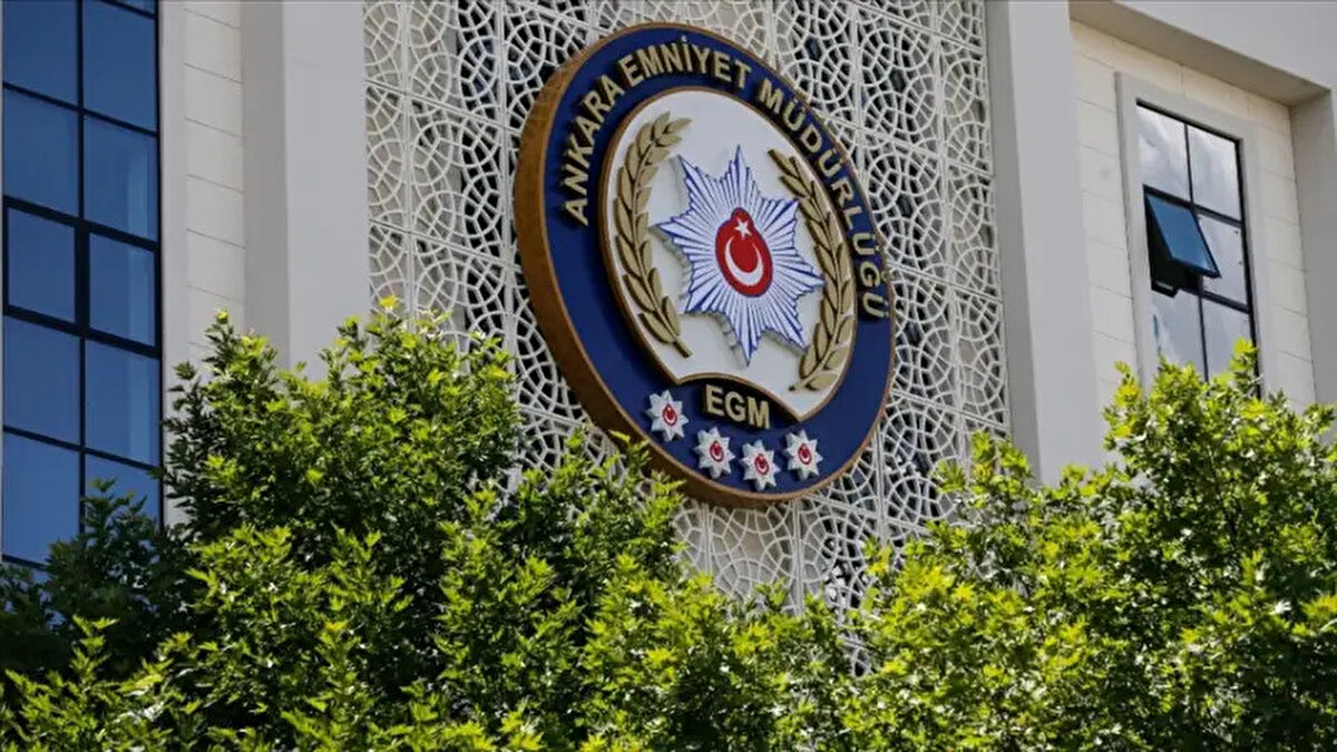 On binlerce emniyet mensubunun heyecanla beklediği EGM maaş promosyonu takvimi sonunda netleşti. Mevcut protokolün sona ermesine sayılı günler kala, 350 bin polis ve personeli kapsayacak yeni banka promosyonu ihalesi için geri sayım başladı. Emniyet Genel Müdürlüğü (EGM), 2025-2028 dönemi için rekor bir anlaşmaya imza atmaya hazırlanırken, sendikanın masaya koyduğu 270 bin TL'lik talep beklentileri zirveye taşıdı.