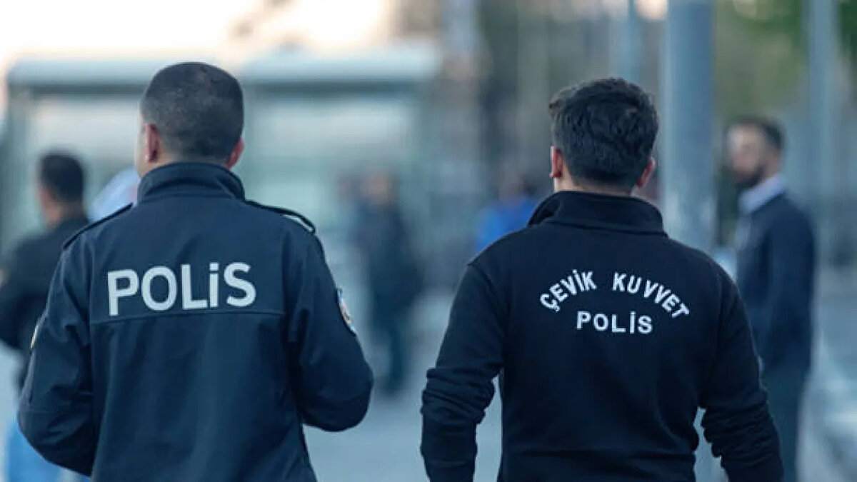 Polis Banka Promosyonu 2025: Masada Hangi Rakamlar Var?<br><br>Bankaların tekliflerini EGM'ye sunmaya başladığı öğrenilirken, kulislerde yüksek rakamlar konuşuluyor. Özellikle Adalet Bakanlığı personelinin geçtiğimiz dönemde 99 bin 500 TL gibi yüksek bir promosyon alması, polis banka promosyonları 2025 ihalesinde rekabeti artırmış durumda.