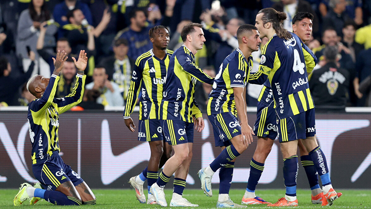 Fatih Karagümrük ceza sahasında Dorgeles Nene’nin rakibiyle girdiği mücadelede yerde kalmasının ardından hakem Ali Şansalan, VAR’dan gelen uyarı üzerine pozisyonu izledi.