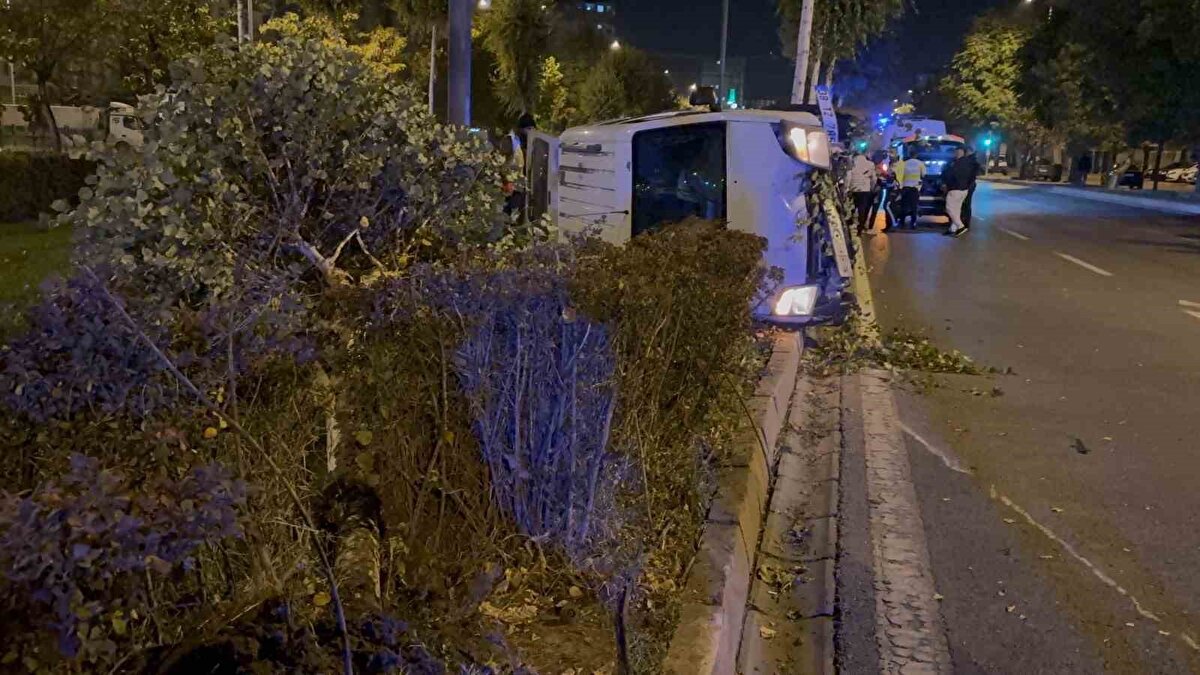 Edinilen bilgiye göre, ilçeye bağlı Esentepe Mahallesi İsmail Erez Bulvarı üzerinde meydana gelen trafik kazasında; F.P yönetimindeki 38 TZ 785 plakalı hafif ticari araç, sürücüsünün direksiyon hakimiyetini kaybetmesi sonucu ağacı devirerek, tramvay durağına yan yattı.