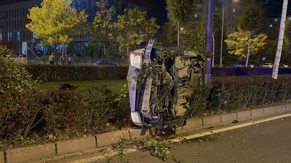 Kazada yaralanan olmazken, ihbar üzerine bölgeye polis ve sağlık ekipleri sevk edildi. Polis ekipleri yolda güvenlik önlemi alırken, yapılan kontrollerde sürücü F.P.’nin 1.52 promil alkollü olduğu belirlendi.