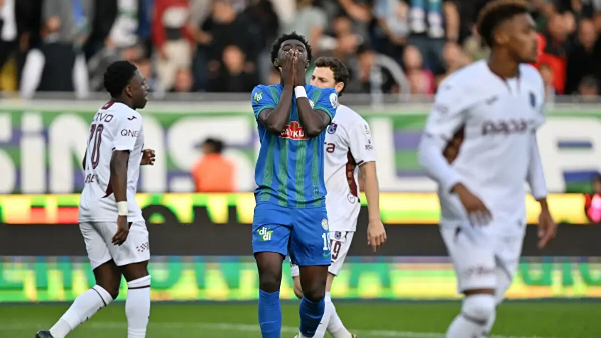 Futbolun temel değerleri arasında olan eşitlik ilkesinin sahada her takıma aynı uygulanmasını, futbolcular dışındaki bütün paydaşların top çevirmeyi bırakmasını istiyoruz. Futbol sahada oynanan bir oyundur. Sahada kalmalıdır, VAR olan kuralların yerine kimsenin kendi bakış açısını getirme hakkı yoktur.<br><br>Türkiye Merkez Hakem Kurulunu (MHK) sporun ruhuna zarar verecek hakem tutumlarını sorgulamaya, güven kaybını derinleşmeden ortadan kaldırmaya davet ediyoruz. Hiç kimse 'Görmedim, duymadım, bilmiyorum.' demesin. Vicdanı olanlar, görüyor, duyuyor ve biliyor."