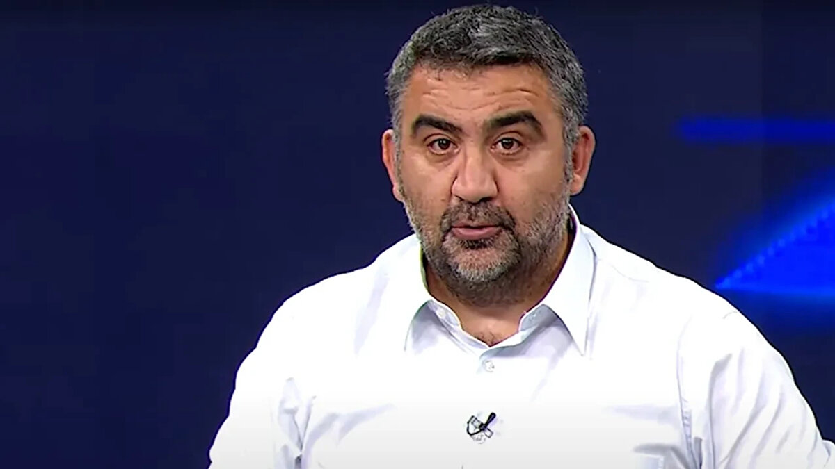 "İLKAY'IN TOPSUZ ALAN KOŞULARI HARİKA"<br><br>"İlkay Gündoğan'ın topsuz alanlara koşusu harika. İnanılmaz topsuz alanlara koşusu. Manchester City'de yaptığı koşuların aynısı. Top ayağındayken herkes oynar. Topsuz oyun başka bir maharettir. Türk oyuncuların en büyük sıkıntısı topsuz oyunu oynayamamaları. Bunu en iyi Ergün Penbe ve Ogün Temizkanoğlu yapardı. İlkay da çok iyi yapıyor."