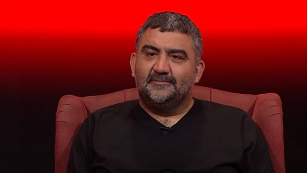 "İLKAY ORADAYKEN KİMSE ANTRENMANDA KAYTARAMAZ"<br><br>"İlkay Gündoğan, hakikaten başka bir çocuk. Daha performansının %40'ı ile oynuyor. İlkay oradayken kimse antrenmandan kaytaramaz. Akıllı bir oyuncu İlkay'ın yanından ayrılmaz. Seni biri Avrupa'ya gönderecekse bu İlkay olur, Okan Buruk değil." ifadelerini kullandı.