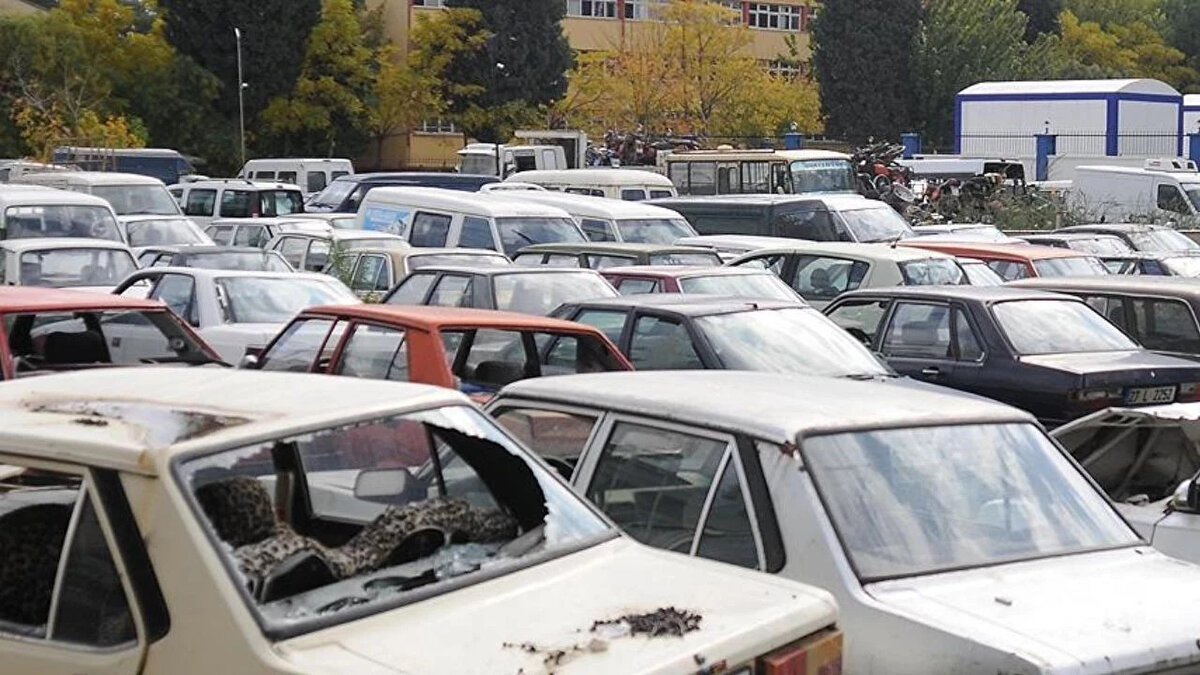 Otomobil piyasasını ve yollardaki eski araç parkını kökten değiştirmesi beklenen tarihi bir düzenleme teklifi Türkiye Büyük Millet Meclisi'ne (TBMM) sunuldu. Milyonlarca eski araç sahibini heyecanlandıran bu yeni hurda teşviki, kabul edilirse, 25 yaşını doldurmuş araç sahiplerine yerli otomobil TOGG T10X'i ÖTV'siz alma imkanı tanıyacak.