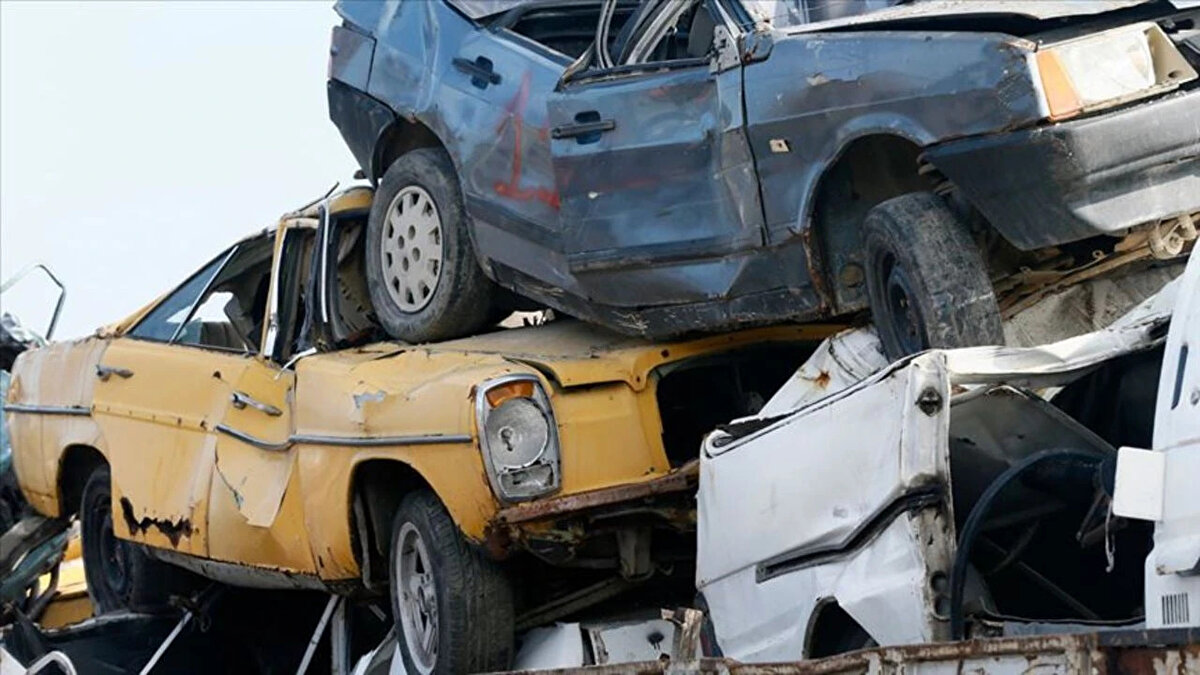 Kimler Öncelikli Olacak?<br><br>Teklifte dikkat çeken bir diğer detay ise sosyal boyutu. Yeni düzenlemede, üç ve üzeri çocuğu olan ailelerin hurda teşvikinden öncelikli olarak yararlanması planlanıyor.