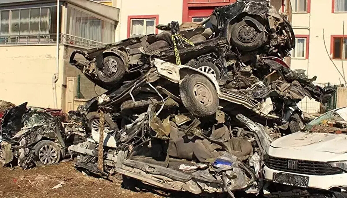 Hurda Teşvikinin Şartları Neler?<br><br>Yeni düzenlemenin merkezinde "25 yaş" kuralı bulunuyor. Teklife göre:<br><br>1999 model veya daha eski bir araca sahip olan vatandaşlar,<br><br>Araçlarını devletin belirlediği hurda merkezlerine teslim edip trafikten tamamen çektiklerinde,<br><br>Bu teşvikten yararlanma hakkı kazanacak.<br><br>En önemli şart ise bu muafiyetin sadece yerli üretim araçlar için geçerli olacak olması. Teklif, yerlilik oranı en az yüzde 40 olan araçları kapsıyor ki bu da doğrudan TOGG T10X modelini işaret ediyor.