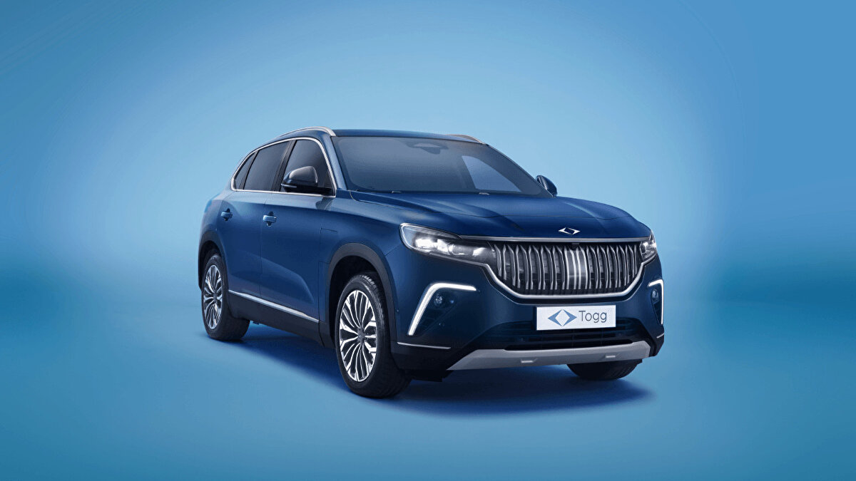 Fiyatıyla Gündeme Gelen TOGG T10X'in Özellikleri<br><br>ÖTV muafiyetiyle gündeme gelen TOGG T10X'in 'V1 Standart Menzil' paketi şu özellikleriyle öne çıkıyor:<br><br>Batarya Kapasitesi: 52,4 kWh<br><br>Menzil: Tek şarjla 314 kilometre (WLTP)<br><br>Şarj: DC hızlı şarj desteği<br><br>İç Mekan: 29 inç panoramik dijital ekran ve modern kokpit<br><br>Hacim: 441 litrelik geniş bagaj<br><br>Teknoloji: Akıllı sürüş ve gelişmiş bağlantı özellikleri