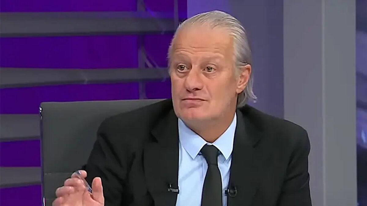 Yıldız isim için en uygun yerin İngiltere Premier Lig olduğunu dile getiren Kerimoğlu, "Biz Barış'ı nasıl anlatıyoruz; atletik, mücadele eden, temas oyununu seven, çabukluğunu kullanan... Bana göre Galatasaray'dan ayrılıp gideceği en güzel lig Premier Lig derim ben çünkü bu oyunun tam kıvamında olan bir oyuncuyu anlatıyoruz" sözlerini dile getirdi.<br><br>