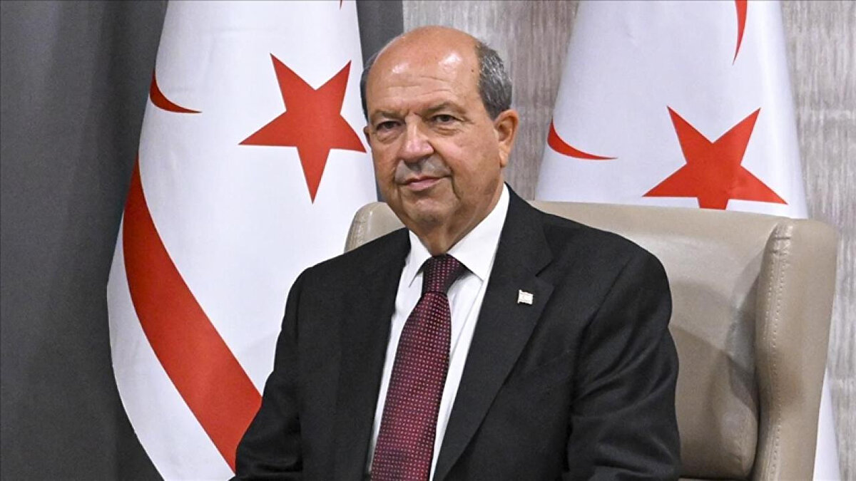 Ersin Tatar kimdir? Hayatı, kariyeri ve siyasi geçmişi<br><br>Kuzey Kıbrıs Türk Cumhuriyeti (KKTC) siyasetinin önemli isimlerinden Ersin Tatar, 7 Eylül 1960 tarihinde Lefkoşa’da dünyaya geldi. İktisatçı, siyasetçi ve aynı zamanda medya alanında da deneyimi bulunan Tatar, KKTC’nin hem Maliye Bakanlığı hem de Başbakanlık görevlerinde bulunmuş, 2020 yılında ise Cumhurbaşkanı seçilmiştir.