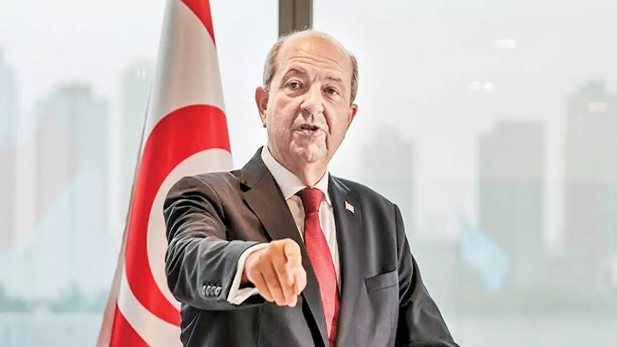 Eğitim hayatı<br><br>Ersin Tatar, ilköğrenimini Köşklüçiftlik İlkokulu’nda tamamladıktan sonra 1971-1974 yılları arasında İngiliz Okulu’nda eğitim gördü. 1974 Kıbrıs Barış Harekâtı sonrasında okulun güneyde kalması nedeniyle İngiltere’ye giden Tatar, eğitimine Londra’daki Forest School’da devam etti. 1979 yılında mezun olduktan sonra Cambridge Üniversitesi’nde iktisat eğitimi aldı ve 1982 yılında mezun oldu.