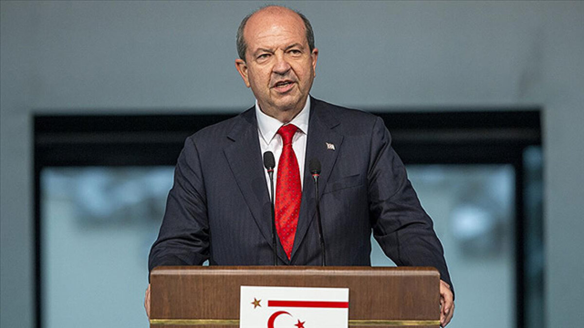 İş yaşamı ve özel sektör deneyimi<br><br>Kariyerine 1982-1986 yılları arasında İngiltere’de Price Waterhouse şirketinde başlayan Ersin Tatar, burada mali müşavirlik ve hesap uzmanlığı eğitimi aldı. Ardından, Asil Nadir’e ait PollyPeck International firmasında Finansman Müdürü olarak görev yaptı.<br>1990’lı yıllarda medya sektörüne adım atan Tatar, Türkiye’de Show TV ve Cine5 kanallarının kuruluşunda yer aldı. Aynı dönemde FMC-Nurol Savunma Sanayi A.Ş.’de Finansman Müdürü olarak görev yaptı. 1992-2001 yılları arasında Show TV Genel Koordinatörü olarak çalıştı.<br>1996’da Kuzey Kıbrıs’ın ilk özel televizyon kanalı Kanal T’yi kurarak Yönetim Kurulu Başkanlığı görevini üstlendi. Ayrıca “Kıbrıslı” ve “Kıbrısım” adlı dergileri yayımladı, Halkın Sesi gazetesinde “Uzman Görüş” adlı köşesinde haftalık yazılar kaleme aldı.