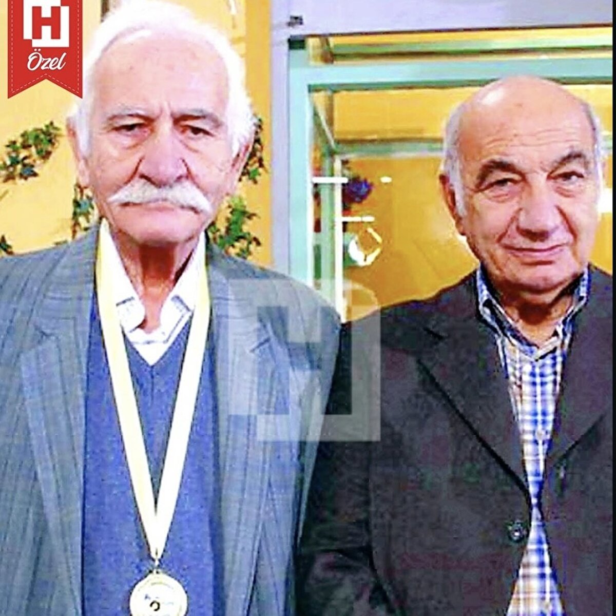 Ancak Yabancı Damat bir dönemin kalbimize dokunan dizisiydi. Yıllar geçse de unutulmayan yapımlar arasında yerini alıyor.