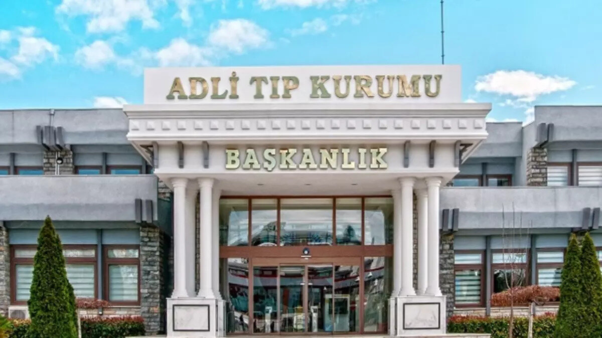 Adli Tıp Kurumu 11 farklı branşta 85 sözleşmeli personel alımı yapacağını duyurdu. Başvurularda KPSS puan şartı arandığı gibi yaş sınırı da gözetilecek. Başvuruların ardından şartları taşıyan adaylar sözlü sınava tabi tutulacak. 11 farklı branşta alımların olacağı ve adaylar yalnızca tek bir pozisyon için başvuruda bulunabilecek. Başvuru sürecinin tamamlanmasının ardından sözlü sınav tarihi ve saati Adli Tıp Kurumu Başkanlığı tarafından duyurulacak. İlan edilen tüm pozisyonlar için sözlü sınavlar Adli Tıp Kurumu Başkanlığının İstanbul Bahçelievler’de bulunan merkez binasında yapılacak. Peki hangi kadrolarda alımlar yapılacak? Başvuru şartları ve başvuru tarihi ne zaman? İşte detaylar...
