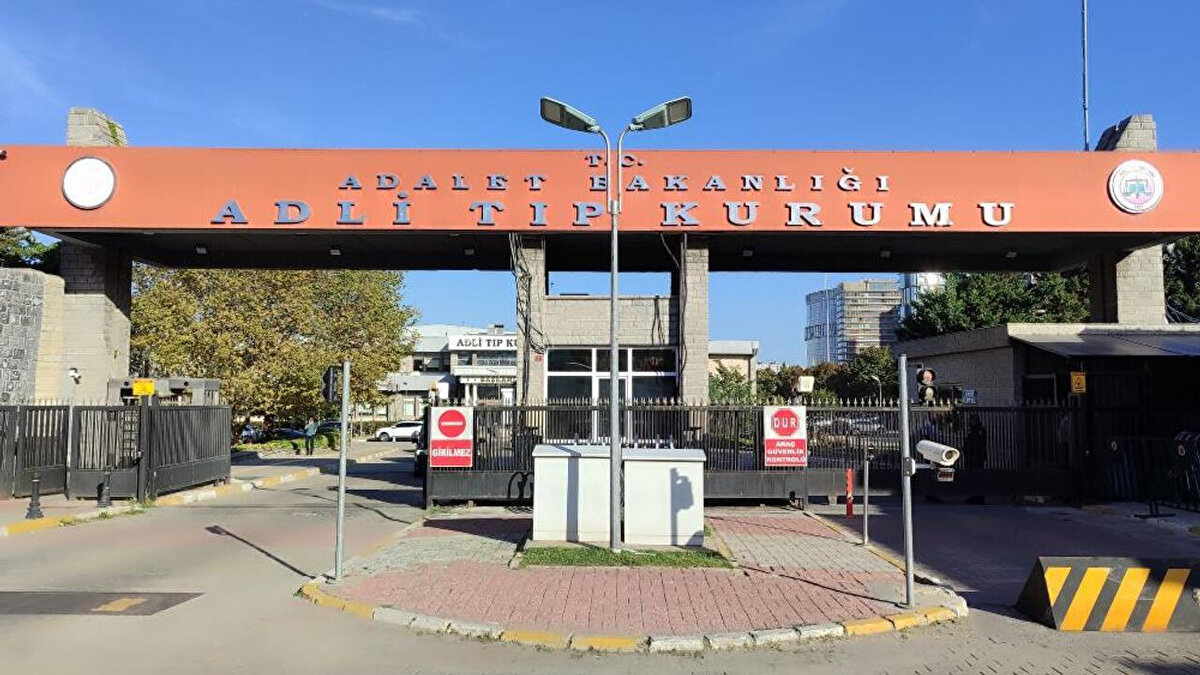 BAŞVURULAR NASIL YAPILACAK?<br>Adaylar, başvurularını, e-Devlet üzerinden Adli Tıp Kurumu Başkanlığı - Kariyer Kapısı Kamu İşe Alım veya Kariyer Kapısı (https:isealimkariyerkapisi.cbiko.gov.tr) adresi üzerinden giriş yaparak, e-Devlet üzerinde başvuru tarih aralığında aktif hâle gelecek olan iş başvuru ekranını kullanarak yapabilecektir. Şahsen veya posta yoluyla yapılan başvurular kabul edilmeyecektir. Adaylar her bir pozisyon için yalnızca bir başvuru yapabilecektir. Başvuru ve sınav sonuçları Adli Tıp Kurumunun internet sitesinden yayımlanacak, adaylara ayrıca bir tebligat yapılmayacaktır.