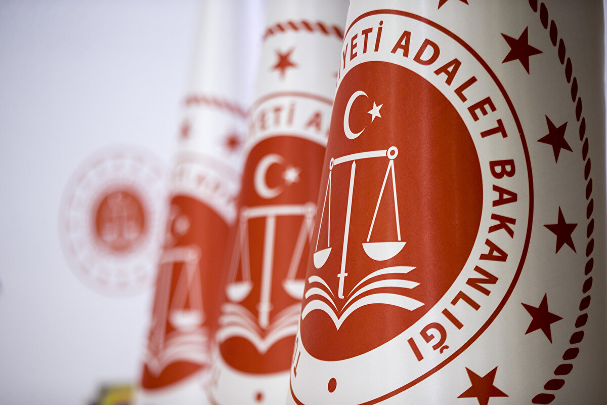 Genel şartlar:<br><br>a) Türk vatandaşı olmak,<br>b) Son başvuru günü olan 05 Kasım 2025 tarihinde 657 sayılı Kanunun 40 ıncı maddesindeki yaş şartlarını taşımak,<br>İnfaz ve Koruma Memuru pozisyonu için merkezi sınavın (KPSS-2024) yapıldığı yılın Ocak ayının birinci günü itibarıyla 30 yaşını bitirmemiş olmak, (01 Ocak 1994 ve sonrası doğumlu olanlar sınava müracaat edebilecektir.)<br>İnfaz ve Koruma Memuru pozisyonuna başvurup, puan sıralaması sonucu sözlü sınava katılmaya hak kazanan adayların boy-kilo ölçümleri sözlü sınav tarihinde yapılacaktır. Gerekli boy-kilo şartını sağlayamayan adaylar sözlü sınava alınmayacaktır.<br>c) Askerlikle ilgisi bulunmamak veya askerlik çağına gelmemiş olmak, askerlik çağına gelmiş ise muvazzaf askerlik hizmetini yapmış yahut ertelenmiş ya da yedek sınıfa geçirilmiş olmak,<br>ç) 657 sayılı Kanunun 481-A5 bendinde sayılan suçlardan mahkûm olmamak,<br>d) 657 sayılı Kanunun 53 üncü maddesi hükümleri saklı kalmak kaydı ile görevini devamlı yapmasına engel olabilecek akıl hastalığı bulunmamak,<br>e) Kamu haklarından mahrum olmamak,<br>f) Son başvuru tarihi itibarıyla başvurulan pozisyon için gerekli öğrenim niteliğini taşıyor olmak.