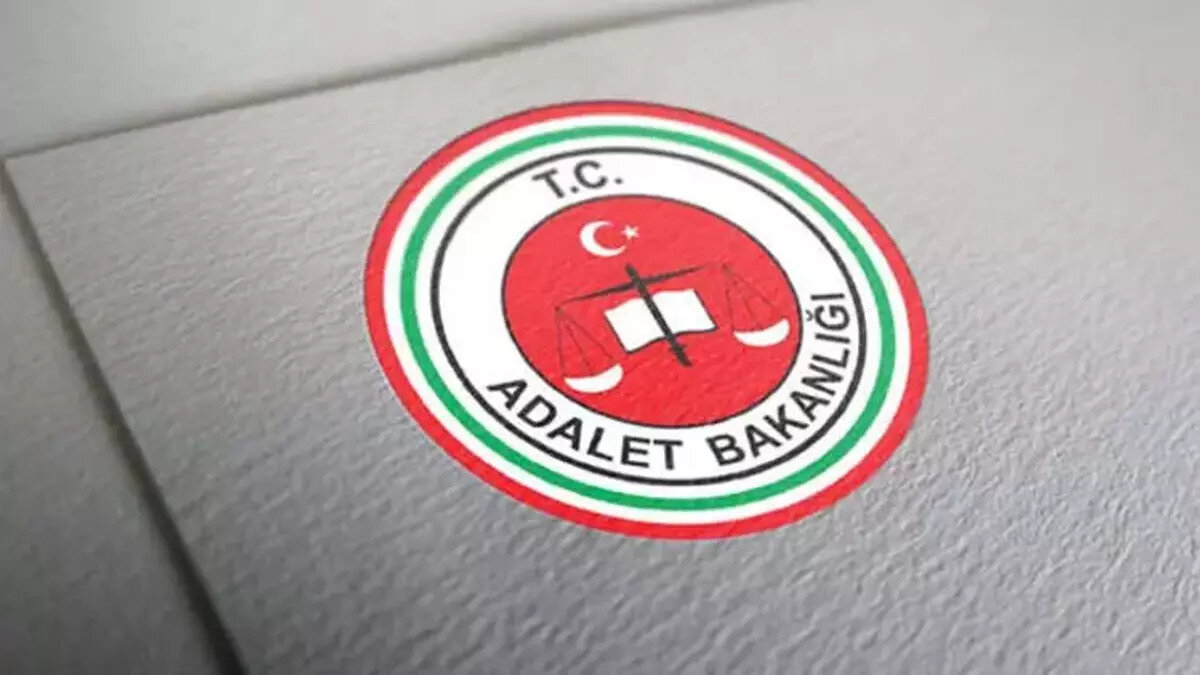 ADALET BAKANLIĞI PERSONEL ALIM SONUÇLARI AÇIKLANDI MI?<br><br>15 Ağustos'da tamamlanan Adalet Bakanlığı 5 bin<br>personel alım başvurularının sonuçları henüz açıklanmadı. Sonuçların<br>önümüzdeki günlerde açıklanması bekleniyor.<br>Adalet Bakanlığı 5 bin personel alım başvuru sonuçları<br>açıklandığında detayları haberimizde paylaşacağız.<br>