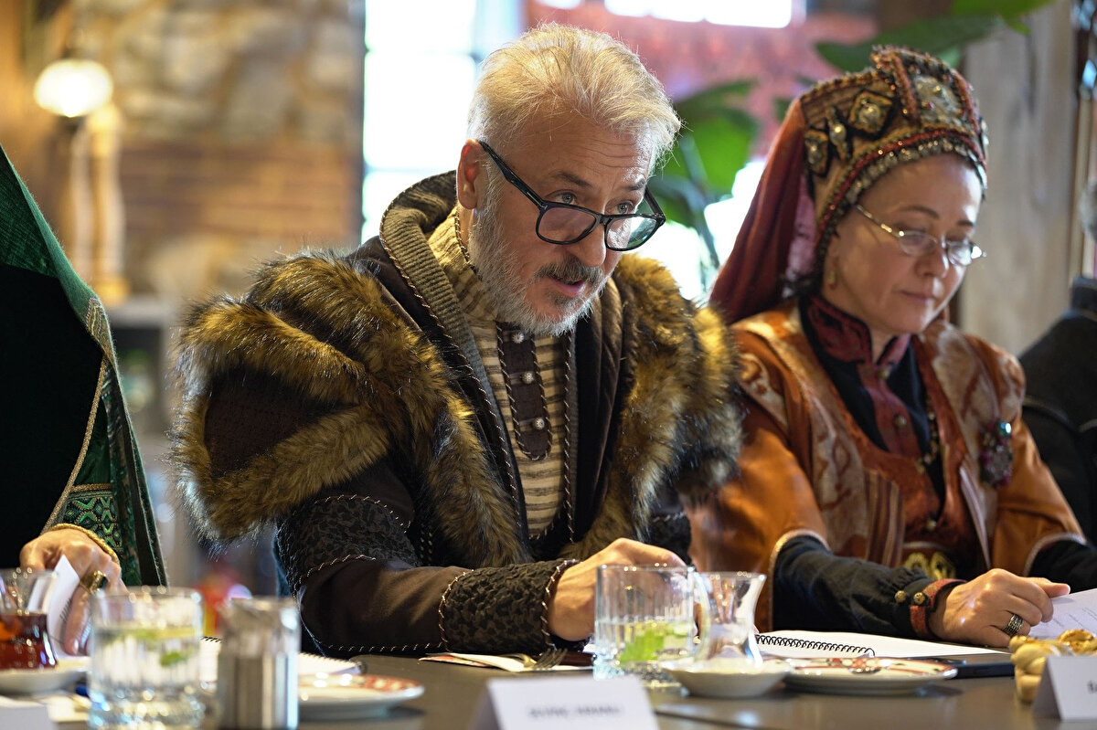 <br>Kuruluş Orhan yeni sezonu ile ekranlara gelmeye hazırlanıyor. TV’nin sevilen dizisi Kuruluş Osman, yeni sezonda Kuruluş Orhan adıyla ekranlara gelecek. Geçtiğimiz sezonlarda Çarşamba günleri yayınlanan ve izleyiciyi ekrana kilitleyen dizi, bu sezon güçlü kadrosu ve yeni hikayesiyle dikkat çekecek. Cihan Ünal, Barış Falay, Bennu Yıldırımlar, Şükrü Özyıldız, Burak Sergen, Mahassine Merabet, Can Atak, Sevinç Kıranlı, Sena Mercan ve Tevfik Erman Kutlu gibi yeni isimler de kadroya dahil oldu. Yeni sezonda en çok merak edilen Orhan Bey'i kimin canlandıracağı. Peki Kuruluş Orhan'da Orhan Bey'i kim canlandıracak?<br><br>