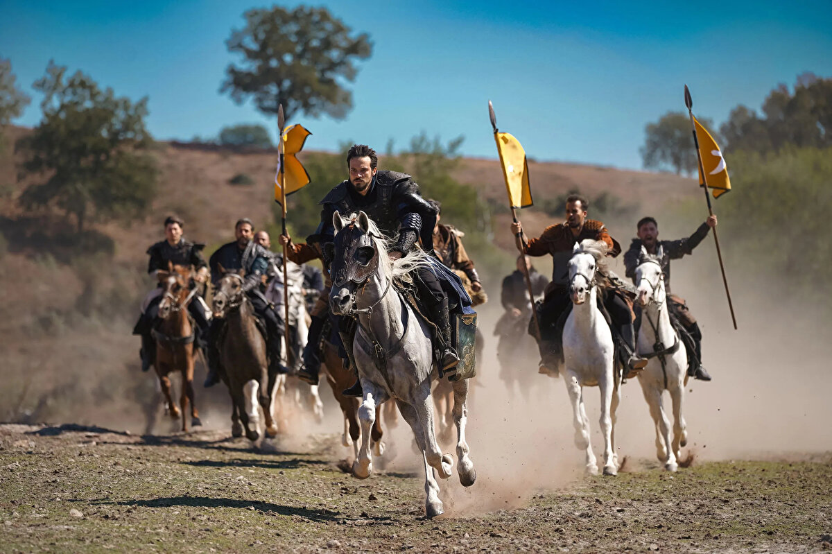 10 Mayıs 1993'te İstanbul'da doğan Yazıcıoğlu 32 yaşında.<br><br>İlk, orta ve lise eğitimini İstanbul'da tamamladı.