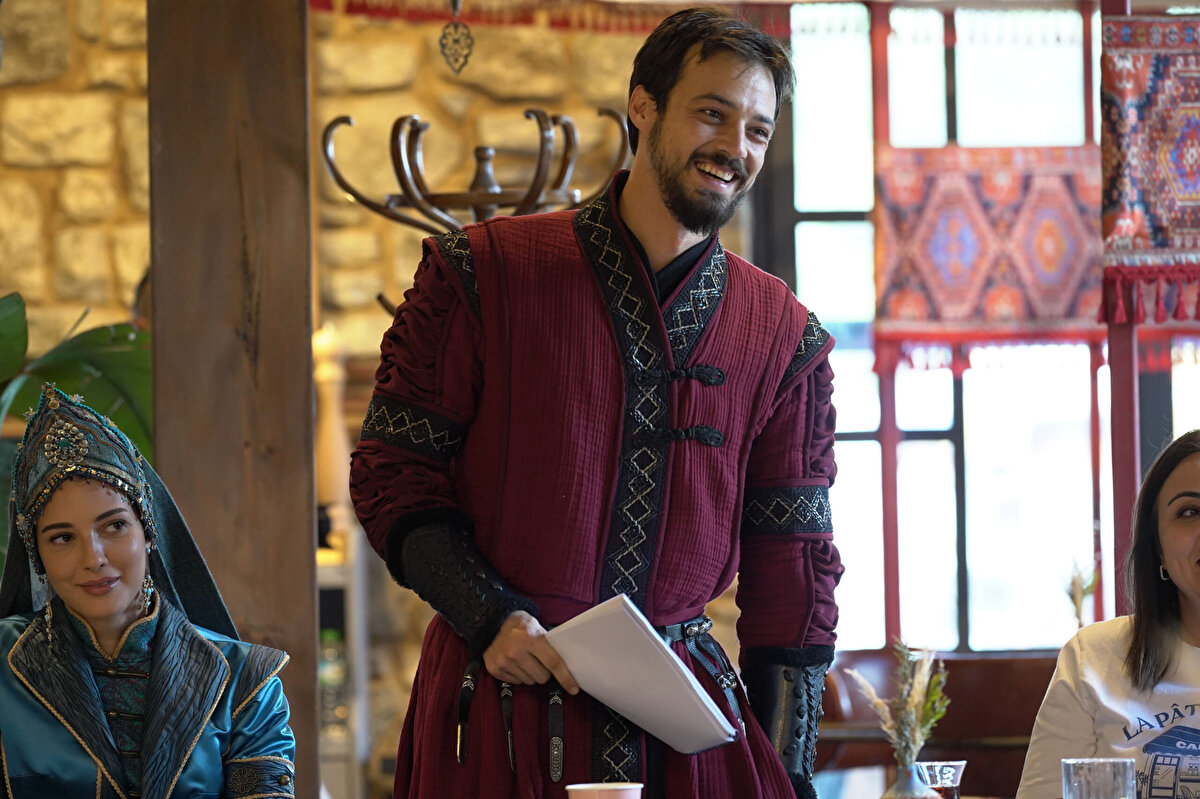 İstanbul Aydın Üniversitesi İşletme Bölümüne kaydolan Mert Yazıcıoğlu, eğitimi sırasında oyuncu olmaya karar verdi ve işletme bölümünü yarıda bırakarak oyunculuk üzerine eğitimler almaya başladı.<br><br>Kızıl Goncalar'daki rolü ile dikkatleri üzerine çekti.