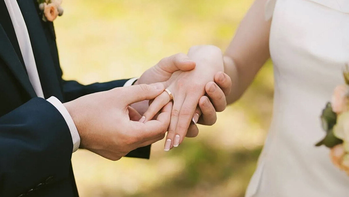 EVLİLİK KREDİSİ BAŞVURULARI BAŞLADI<br>Evleneceklere kredi desteği başvuruları 1 Ekim günü başladı. Başvurular ailegenclikfonu.aile.gov.tr adresi üzerindeki ''Başvuru Yap'' linkinden alınıyor.<br>